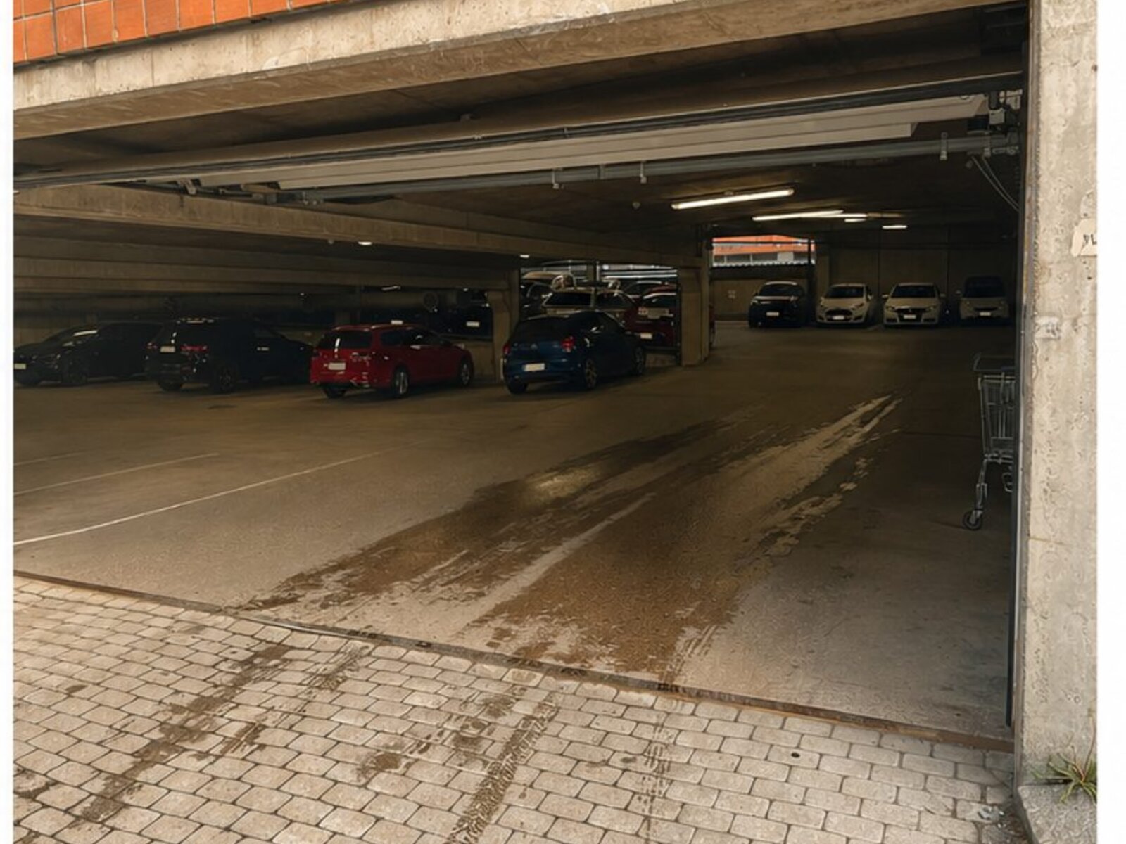Parkkitalon sisäänajo Prisman alta