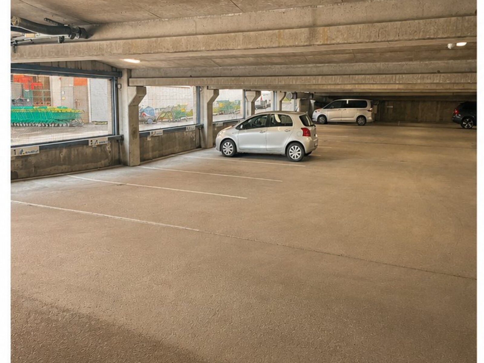 Parkkitalon valoisat autopaikat